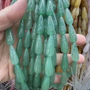Gros plan de perles en forme de goutte en pierre naturelle verte 8x20mm avec trous
