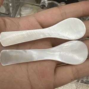 Primer plano de cucharas de nacre blanco natural que muestran una textura iridiscente