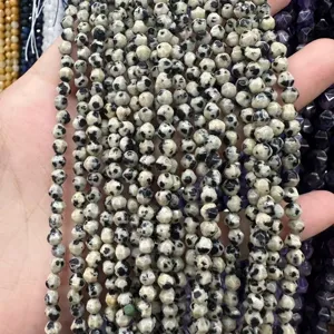 Détail macro montrant des perles de jaspe dalmatien naturel à facettes de 4mm DIY