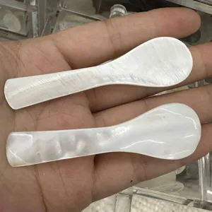 Vista detallada de dos cucharas de nácar blanco natural para mascarillas y café