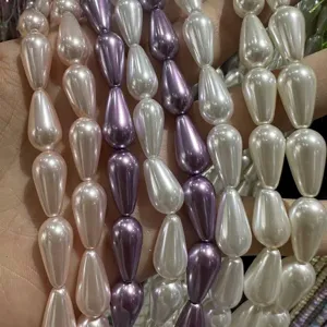 Primer plano de perlas de imitación coloridas con forma de gota para proyectos de joyería DIY