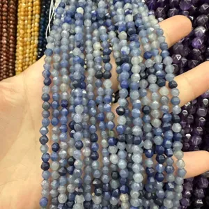 Gros plan de perles en pierre naturelle gris bleu de 4 mm pour la création de bijoux DIY
