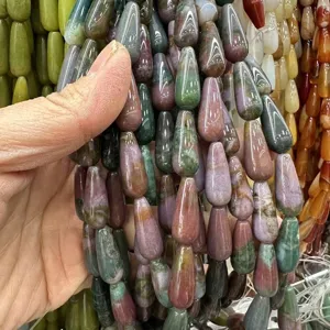 Vue macro détaillée de perles gouttes en pierre naturelle 8x20mm pour bijoux faits main.