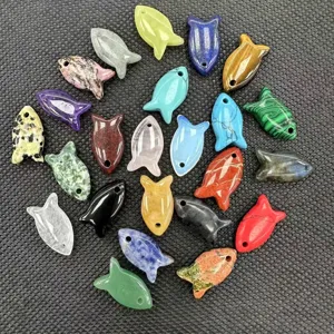 Detailansicht verschiedener fischförmiger Naturstein- und Kristallanhänger für Schmuck.