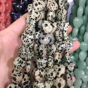 Detailweergave van dalmatiër jaspis hartvormige kralen van 20 mm voor het maken van sieraden