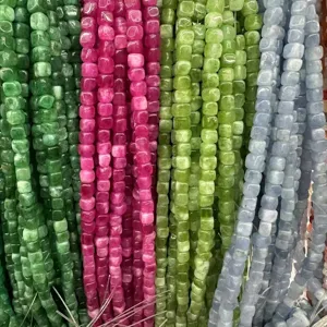 Dettaglio macro di perle in pietra naturale quadrate da 8mm in verde, rosa e blu vivaci