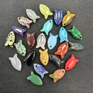 Verschiedene fischförmige Naturstein- und Kristallanhänger für die DIY-Schmuckherstellung