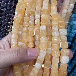 Dettaglio di perle quadrate in calcedonio giallo da 8mm per la creazione di gioielli fai da te