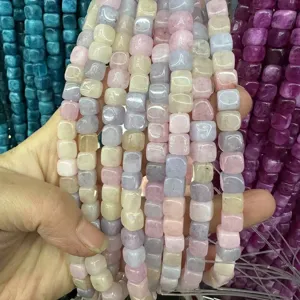 Primo piano di perle quadrate di calcedonio in pietra naturale da 8mm per gioielli fai da te