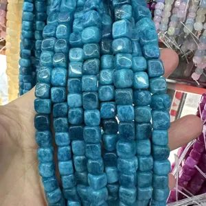 Vista dettagliata di perle quadrate in agata naturale blu da 8mm per gioielli DIY