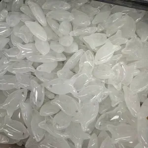 Nahaufnahme von fischförmigen Anhängern aus natürlichem weißem Stein für DIY-Schmuck