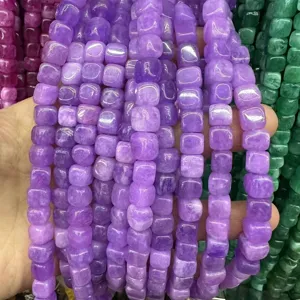 Primo piano dettagliato di perline quadrate di calcedonio e agata viola da 8mm per gioielli DIY