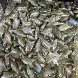 Makro-Detailansicht natürlicher Labradorit-Steinanhänger in Form kleiner Fische