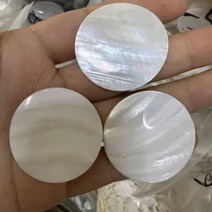 Nahaufnahme von natürlichen weißen Perlmutt-Muschelscheiben für die Schmuckherstellung