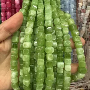Primo piano di perle in pietra naturale quadrata verde chiaro da 8mm per gioielli