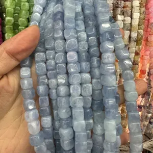 Dettaglio macro di perle quadrate in pietra naturale azzurra per creazione gioielli
