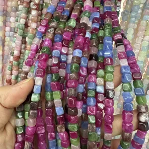 Vista dettagliata di perle quadrate da 8mm in agata di pietra naturale colorata
