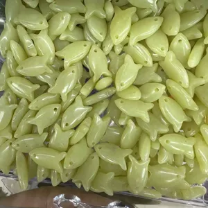 Makroaufnahme von fischförmigen Natursteinanhängern für DIY-Modeschmuckherstellung