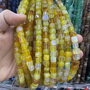Primo piano di perle di agata calcedonio giallo quadrato da 8mm per la creazione di gioielli fai da te