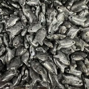 Detailansicht von fischförmigen Natursteinanhängern für die Herstellung von DIY-Schmuckzubehör