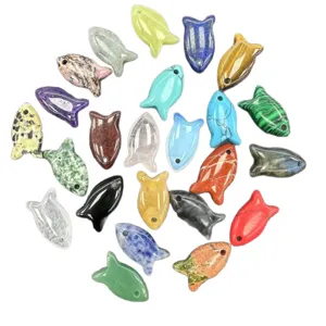 Kollektion verschiedener Fisch-Anhänger aus Naturstein für DIY-Schmuck und Bastelarbeiten