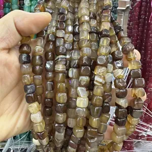 Dettaglio di perline quadrate in agata e calcedonio naturale da 8mm per gioielli fai da te