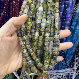 Dettaglio di perle di agata verde quadrate da 8 mm con venature naturali uniche