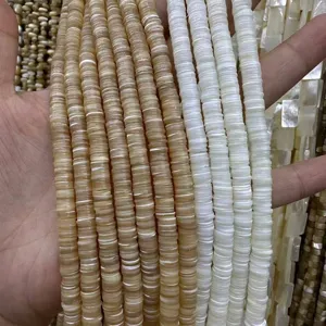 Détail rapproché de perles intercalaires en coquillage naturel de 6 mm pour bijoux DIY.