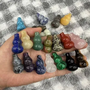 Nahaufnahme bunter Mini-Natursteinanhänger in Flaschenkürbisform für DIY-Schmuck