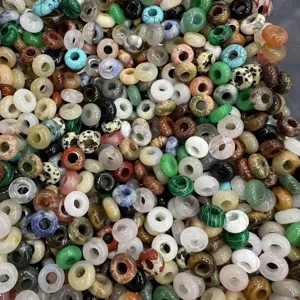 Vista macro dettagliata di perle rondelle in pietre naturali miste di alta qualità con fori