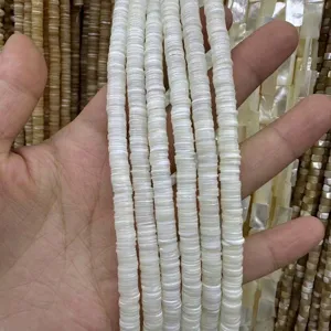 Gros plan de perles d'espacement heishi en coquillage naturel 1x6mm pour bijoux DIY