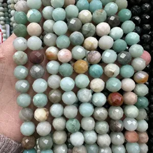 Detailansicht von facettierten Natursteinperlen in Hellgrün und Pastelltönen für DIY-Schmuck.