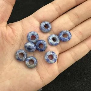 Primo piano di perle in pietra naturale blu 6x12mm con foro grande per gioielli DIY.