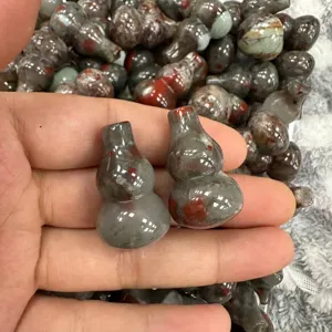 Detailansicht von handgefertigten Naturstein-Kürbisanhängern für DIY-Schmuck
