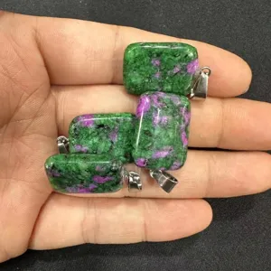 Colgante rectangular de piedra natural verde y púrpura con enganche de plata