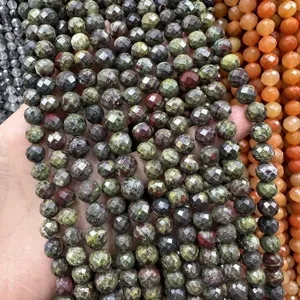 Nahaufnahme von facettierten Drachenblut-Jaspis-Perlen für individuellen DIY-Schmuck