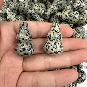 Nahaufnahme von natürlichen Dalmatiner-Jaspis-Stein-Anhängern in Kürbisform für DIY-Schmuck