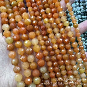 Nahaufnahme der Textur von orangefarbenen facettierten Achatperlen für DIY-Schmuck.