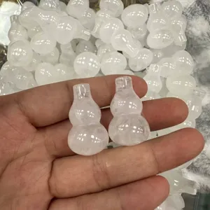 Nahaufnahme von natürlichen weißen Kristallkürbis-Anhängern für die DIY-Schmuckherstellung