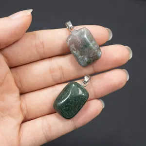 Detalle de colgantes rectangulares de piedra natural, cristal y ágata para collares