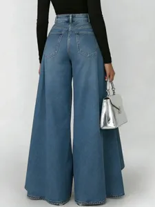 Rückansicht von hochgeschnittenen Schlagjeans mit extrem weitem Saum in Dunkelblau.
