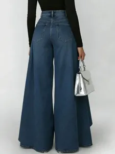 Detailansicht der hochgeschnittenen, weiten Jeanshose von hinten mit lässiger Passform.