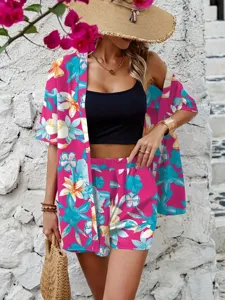 Dettaglio del set kimono cardigan e pantaloncini con stampa floreale in vivace stile estivo.