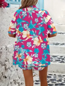 Vista dettagliata del set camicia e pantaloncini con stampa floreale tropicale per le vacanze.