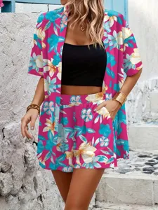 Dettaglio del set due pezzi con cardigan e pantaloncini a maniche corte con stampa floreale.