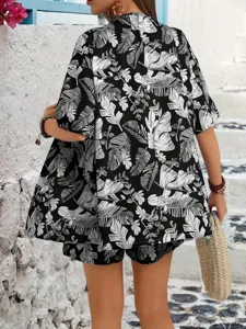 Set due pezzi casual da donna con camicia e pantaloncini con stampa tropicale in bianco e nero.