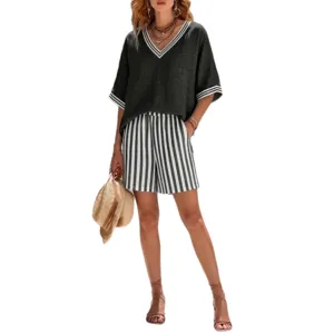 Completo da donna con top scollo a V e pantaloncini casual a righe per l'estate.