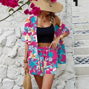 Completo coordinato da vacanza con cardigan e pantaloncini a stampa floreale tropicale.