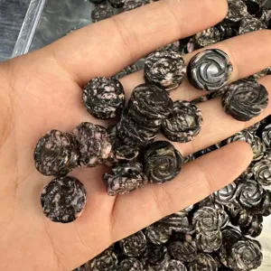 Detailaufnahme von 14mm doppelseitig geschnitzten Rosenperlen aus Naturstein für Schmuck