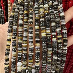 Nahaufnahme von mehrfarbigen Muschelperlen für DIY-Schmuckherstellung